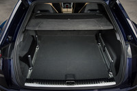 ラゲッジスペースの容量は5人乗車時で616リッター。4人乗り仕様の場合は574リッターとなる。