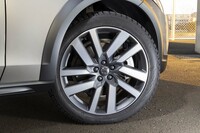 タイヤサイズは245/45R20。試乗車はノキアンのスタッドレスタイヤ「ハッカペリッタR3 SUV」を履いていた。