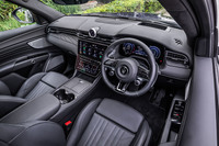 本革とカーボンパネルで仕上げられた「グレカーレ モデナ」のコックピットまわり。写真の「ネロ／グリジオ」を含め、内装は全8種類の仕様から選択できる。メーターやセンターコンソールのディスプレイ、ダッシュボード上部の時計に液晶パネルが使用される。