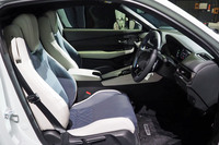 内装色のメインカラーである「ブルー×ホワイト」は、軽快なホワイトと深いブルーのカラーコーディネートで「プレリュード」のコンセプトを表現したという。