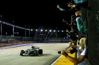 シンガポールで苦戦が予想されたメルセデス勢。ポイントリーダーとしてマリーナベイにやってきたルイス・ハミルトン（写真）は、ポールシッターのベッテルに0.635秒も離されて予選5番手に沈んだ。しかしレースでは一転、スタートでフェラーリ2台とレッドブルのマックス・フェルスタッペンがリタイアしたことでトップの座が転がり込むと、難しいコンディションの中で落ち着いた走りを披露。3度のセーフティーカーでリードタイムが帳消しになるも、その都度後続を突き放し、今季7勝目を挙げた。今回無得点のベッテルとのポイント差は28点に拡大した。（Photo=Mercedes）