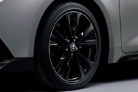 「カローラ アクティブスポーツ」に標準で装備される切削光輝＋ピアノブラック塗装の17インチホイール。