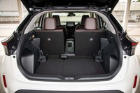 荷室の容量は後席使用時で390リッター。後席背もたれの4：2：4分割機構とリアゲートのハンズフリー開閉機構はトヨタのコンパクトSUVとしては初採用だ。