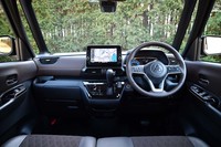 水平基調のインストゥルメントパネルやタッチパネル式エアコンの操作系などは「eKクロス」のものを踏襲する。