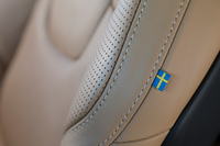 シートに施されたスウェーデンの国旗をモチーフにしたタグ。大胆な改革を推し進めつつも、ボルボは北欧の自動車メーカーならではの特色を保ち続けている。