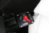 ラゲッジルームの片隅に鎮座するキルスイッチ。本文で紹介した療法は決してキルスイッチの正しい使い方ではないので、読者諸兄姉の皆さまは、あんまりマネしないでください。