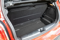 荷室容量はVDA計測で211リッターと少ないが、床面の高さを2段階で調整できたり、しっかりした床下収納があったり、写真の通りフロアボードを開けた状態で固定できたりと、利便性を高める工夫が凝らされている。