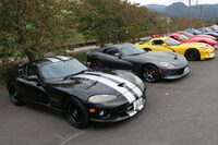 他のオーナー氏の「ダッジ・バイパー」と並ぶ、記者の相方（写真左手前）。参加車両のなかで、群を抜いてポンコツだったのは間違いない。