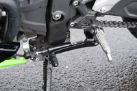 スポーツライディングをサポートする、充実した装備もこのバイクの魅力。「KQS（カワサキクイックシフター）」は、シフトアップ／ダウンの両方で使用できる。