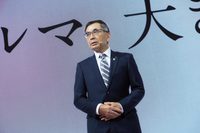 ブースのテーマについて、「単に移動の道具というだけではない、ワクワクできる毎日を提供したい」と説明する鈴木社長。