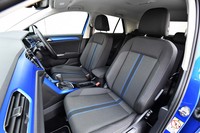 前席の操作は手動式。ランバーサポートは備わるものの、電動調節機構やヒーターはオプションでも用意されない。