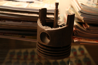 これは、エンジンのピストンで作った灰皿。ジャンニさんが両親の別荘で見つけた。