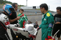 水冷、空冷、単気筒、2気筒などによってクラス分けがされ、ピットイン時の停止時間でハンディをつける。水冷2気筒クラスは1回のピットインで4分間の停止が義務付けされている。ピットイン時にライダー交代、給油（5リッターほど）、タイヤ交換などを行う。
	 
	