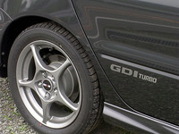 空力パーツを身に纏い、ノーマルターボより15mm車高を落とした「ラリーアートエディション」。硬めた足まわりには、16インチの専用ホイールを履く。
	 