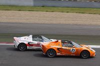 「ロータスカップ・ジャパン模擬レース」で、本番さながらのサイド・バイ・サイドのバトルを見せるエリーゼS。