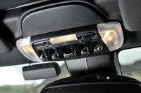 ルーフの開閉はオーバーヘッドコンソールのスイッチで操作。車速30km/h以下なら、走行中でも開閉が可能となっている。