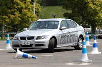 コーナーはもっとも個人差が出やすい。加減速、ブレーキング、ステアリング操作すべての要素が含まれているからだ。マニュアルモードがあるAT車なら低いギア固定で走ってみるとエンジンブレーキが効くので、自分のアクセルワークがよくわかる。安全な場所で練習してみるといい。