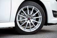 足まわりにはSTI製の18インチアルミホイールがおごられる。前後のサスペンションもSTIの専用品となる。