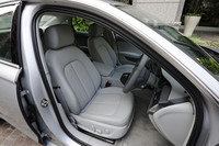 ミラノレザーを用いた「コンフォートシート」は36万円のオプション。