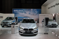 BMWのブース内には、プラグインハイブリッドモデル（写真）や電気自動車も並べられた。