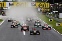 決勝日朝に降った雨で路面は所々ウエット。全車インターミディエイトタイヤを履いてスタートした。（Photo=Red Bull Racing）