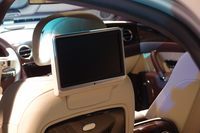 写真は、後席の住人を楽しませるための大型モニター。前席の背面に設けられる。