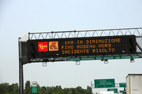 可変表示板の下には、旅行時間計測による自動速度取り締まりシステム「チューター」のナンバー読み取り機も設置されている。