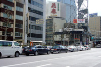 3月11日に発生した東北地方太平洋沖地震の影響で、物資の流通は停滞。都内でも、多くのクルマがガソリンスタンドに行列をつくる光景が見られた。