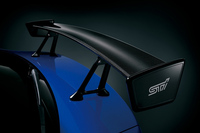 NBRチャレンジパッケージ専用装備のSTI製ドライカーボンスポイラー（STIロゴ入り）