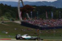 ロズベルグ同様に予選でコースをはみ出すミスをおかしたものの、今季7回目のポールポジションを獲得できたハミルトン。しかしスタートではロズベルグに先を越され、またピットアウト後の出口で白線をまたいだことで5秒のペナルティーが加算され、結果2位でゴールした。ハミルトン4勝対ロズベルグ3勝、10点を挟んでのタイトル争いは、シーズン中盤に来て熱を帯びてきた。（Photo=Mercedes）