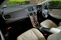 「V40 T3 SE」のインストゥルメントパネルまわり。
    