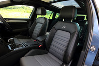 「パサートヴァリアントTSI Rライン」の前席。専用のツートンのナパレザー・スポーツシートが標準で備わる。