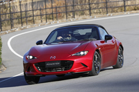 さらなる軽量化を目指す新型では、ボンネットやトランクリッドに加え、フロントフェンダー、ソフトトップのリンクなどもアルミとなる。