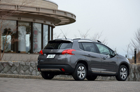      「208」と比べて200mm延長された全長は、フロントオーバーハングで50mm、リアオーバーハングが150mm延びている。     