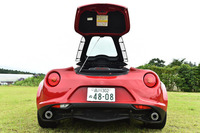 エンジンフードと荷室のリッドを兼ねる、特徴的な形状のバックドア。エンジンルームを覆う部分の両サイドは素通しのメッシュになっている。
    