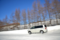 「デリカD：5」（標準モデルの4WD車）の最低地上高は210ｍｍ、アプローチアングルは24度、ランプブレークオーバーアングルは18度、ディパーチャーアングルは22.5度となっている。