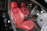 レザーとスエードのコンビシート。写真は「300 SRT8」のもの。