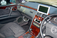 
	キックボードにミッドハイ、ドアにミッドローという2つのウーファーユニットを配したユニークなシステム。トゥイーターはAピーラー下端近くのダッシュボード上に設置されていた。
	 