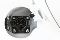 給油口ならぬ充電口は左右に備わる。運転席側はAC100V／AC200Vの普通充電用。助手席側は急速充電用。