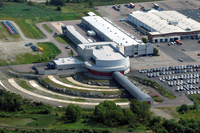 2000年に開設された、ボルボ・セーフティーセンター。施設内ではスーパーコンピューターによる事故のシミュレーションや衝突実験などが行われている。なお、本文中に出てくる「リアルデータ」とは、ボルボの事故調査隊が調べた実際の事故のデータのこと。ボルボでは1970年以来、ボルボ車がかかわった事故について調査チームを派遣し、独自にデータを収集している。
    