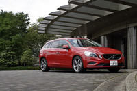 【スペック】V60 T6 AWD R-DESIGN：全長×全幅×全高＝4630×1845×1480mm／ホイールベース＝2775mm／車重＝1800kg／駆動方式＝4WD／3リッター直6DOHC24バルブターボ（304ps/5600rpm、44.9kgm/2100-4200rpm）／価格＝599万円（テスト車＝同じ）