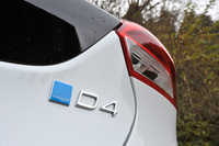 今回のテスト車は、メーカー純正のコンピューターチューニング「ポールスター・パフォーマンス・パッケージ」が施されており、エンジンの出力とトルクが高められていた。写真はテールゲートに装着された「polestar」リアエンブレム。