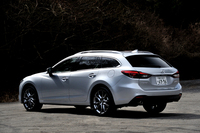 「アテンザワゴン」のボディーの外寸は全長4805×全幅1840×全高1480mm。「320dツーリング」より順に180×40×20mm大きい。