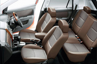 【写真上】Cグレード【写真下】Lグレードのレザー内装