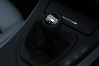 2008年6月16日、M3クーペ／セダンには2ペダルMTの「M DCTドライブロジック」仕様が追加された。ツインクラッチ化され、従来のSMGからギアが1段増えて7段になったというから楽しみだ。