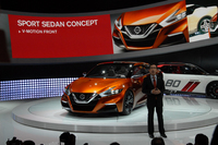 日産の中村史郎チーフ・クリエイティブ・オフィサーと「スポーツセダンコンセプト」。（写真＝日産）