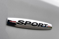 
	「CLA250シュポルト 4MATIC」には、前後バンパーにレッドライン付きAMGデザイン、designoレッドシートベルトなどスポーティーなデザインが採用される。
	