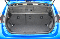 荷室の容量は360リッター。6：4分割可倒式の後席を倒すとさらに拡大する。（写真をクリックすると荷室のアレンジが見られます）