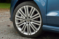 215/40R17サイズのタイヤには、10ツインスポークのアルミホイールが組み合わされる。