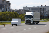 トラックの場合、積載量に関わらず装置は作動する。